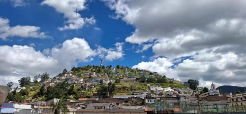 a hill with houses on top of a mountain at Häuschen nahe Cotopaxi-House near Cotopaxi in Machachi