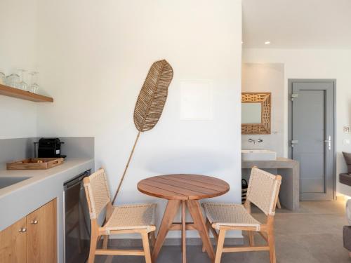 Η κουζίνα ή μικρή κουζίνα στο Paranthos Island Living