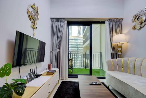 TRPS - Zada Tower, Business Bay - Chic and Cozy 1BR - Canal and City View