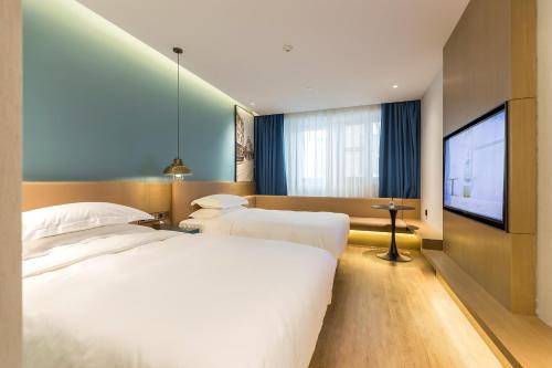 Ένα ή περισσότερα κρεβάτια σε δωμάτιο στο JinglaiHotel Bushe Shanghai Bund Branch