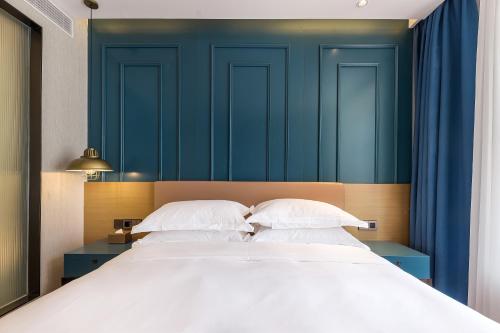 Ένα ή περισσότερα κρεβάτια σε δωμάτιο στο JinglaiHotel Bushe Shanghai Bund Branch