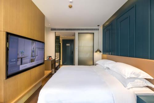 Ένα ή περισσότερα κρεβάτια σε δωμάτιο στο JinglaiHotel Bushe Shanghai Bund Branch