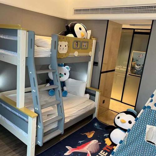 a bunk bed with stuffed animals on it in a room at 上海野生动物园荷逸唐酒店-惠南地铁站店 in Nanhui