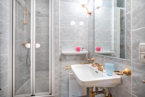 a bathroom with a sink and a shower at Cote D'azur Villa avec pisicine in Saint-Paul-de-Vence