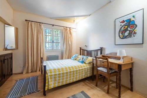 a bedroom with a desk and a bed and a table at Cote D'azur Villa avec pisicine in Saint-Paul-de-Vence