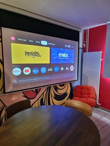 TV a/nebo společenská místnost v ubytování Escale Pop Art T3