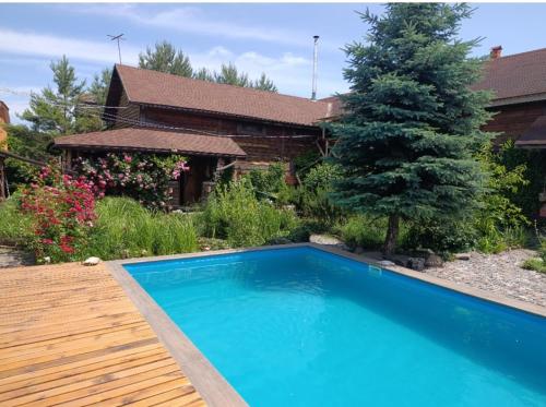 Hồ bơi trong/gần Будинок Вовча хижа
