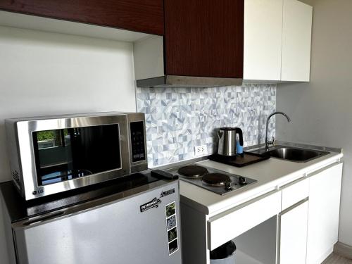 Η κουζίνα ή μικρή κουζίνα στο Royal Lee 1 bedroom Apartment