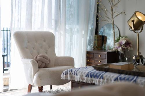 - un salon avec une chaise et un bureau dans l'établissement West End Boutique Apt near South Brisbane & CBD, à Brisbane