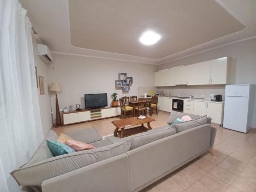 Η κουζίνα ή μικρή κουζίνα στο Take 5 INN - Central 2BR by Kavaja Str, Sleeps 5 ppl