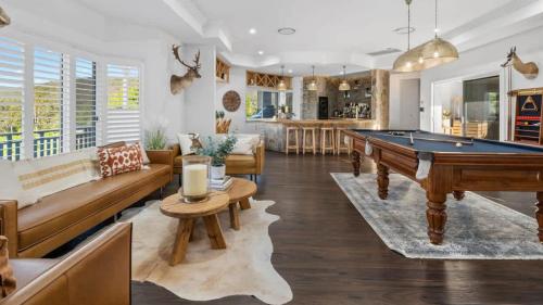 un salon avec une table de billard dans l'établissement King Beds - Ensuites - Sleeps 20 - Cinema - Lake, à Neranwood