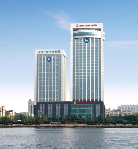 due edifici alti in una città vicino all'acqua di Haiwaihai Grand Hotel Ma'anshan a Ma'anshan