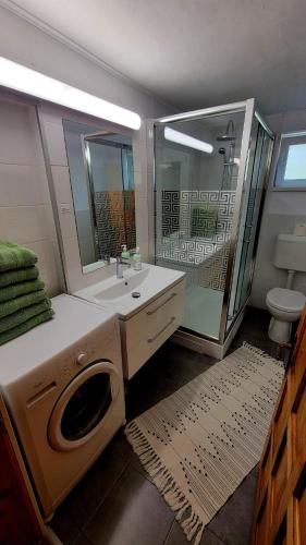 un bagno con lavandino e lavatrice di Casablanca a Podu Dîmboviţei