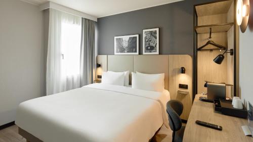 Una cama o camas en una habitación de Campanile Paris Sud - Porte d'Orléans - Arcueil