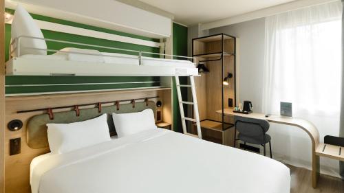 Una cama o camas en una habitación de Campanile Paris Sud - Porte d'Orléans - Arcueil