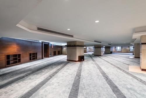 an empty dance floor in a large building at Razana Al Rawdha Hotel in Makkah