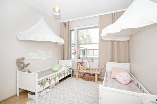 Postel nebo postele na pokoji v ubytování Stylish Nordic 2BR Apartment with Sauna - Steps from the Kuopio Cathedral