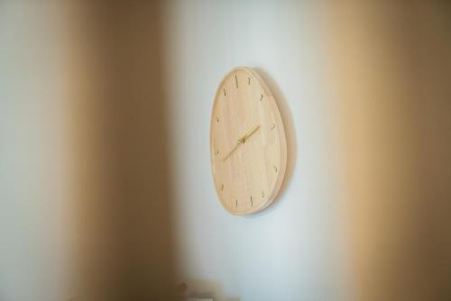 a clock is hanging on a wall at Bel appartement vue mer - Mafat'appart in La Possession