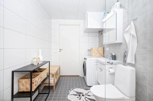 Koupelna v ubytování Stylish Nordic 2BR Apartment with Sauna - Steps from the Kuopio Cathedral