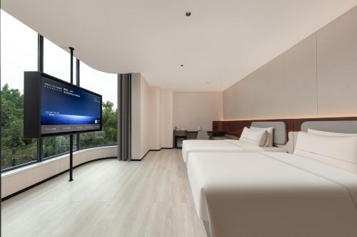 Ένα ή περισσότερα κρεβάτια σε δωμάτιο στο Atour Light Hotel Pazhou Exhibition Center Kecun Subway Station