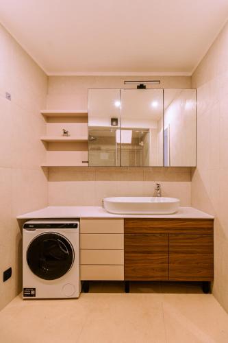 a bathroom with a washing machine and a sink at Luxury Rooms Terrazza Sette in Split