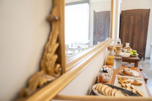 ein Tisch mit Essen und ein Spiegel in einem Zimmer in der Unterkunft Serenity in Catania