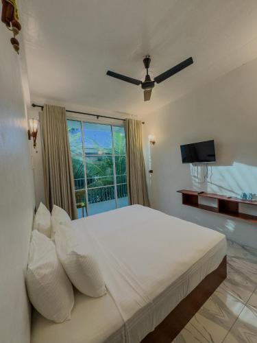 Una cama o camas en una habitación de Thila Hotels