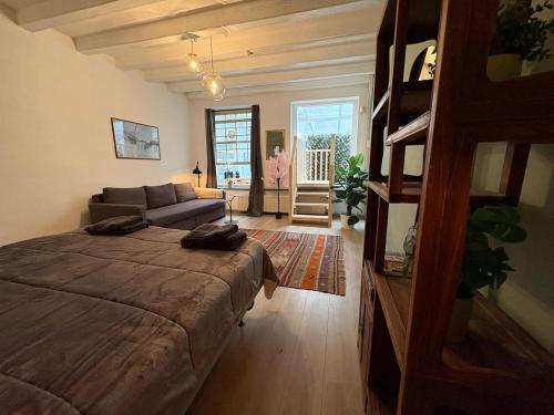 Ένα ή περισσότερα κρεβάτια σε δωμάτιο στο Cozy two-room city center apartment with garden
