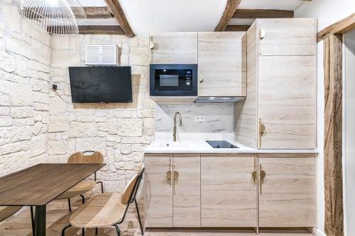 Palais Royal - Victoires 1bdr by B'Your Home
