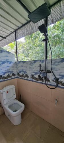 un bagno con wc e doccia di Breath House Hiriketiya a Dikwella
