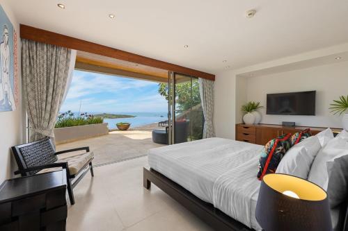 Nathon BayにあるAmaze seaview Villa at Chaweng & 40m Poolのベッドがあり海が見える寝室