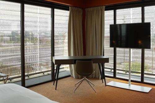 TV a/nebo společenská místnost v ubytování Radisson Blu Hotel Bordeaux