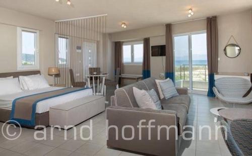 Postel nebo postele na pokoji v ubytování Hotel Sarti Beach