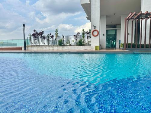 Kolam renang di atau dekat dengan 2BR WIFI, Mid Valley, Mosaic Southkey, 5-7 pax, 7 mins to CIQ