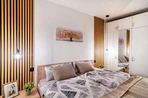 Un dormitorio con una cama y un árbol en la pared. en Superior App 238 mit Pool und Sauna, en Braunlage
