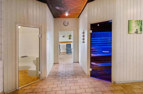 un pasillo con un vestidor en una casa en Superior App 238 mit Pool und Sauna, en Braunlage