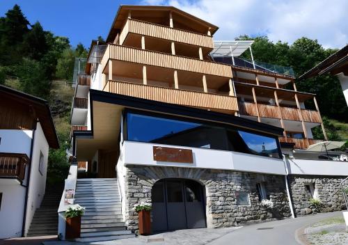 マッレス・ヴェノスタにあるDas Morigglのバルコニー付きの建物、正面に階段
