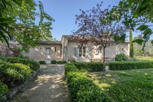 une maison ancienne avec un jardin en face dans l'établissement Mas des Flaux beautiful authentic house with tennis court, à Oppède