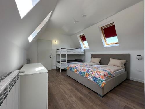 un dormitorio con una cama y una litera en Cabana Escape Mountain Belis, en Beliş