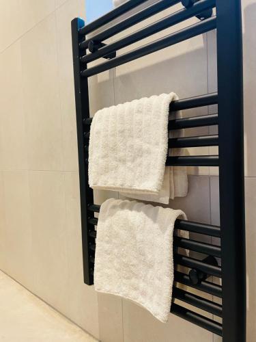 a towel rack with towels on it in a bathroom at Vakantiegeluk in Zorgvlied
