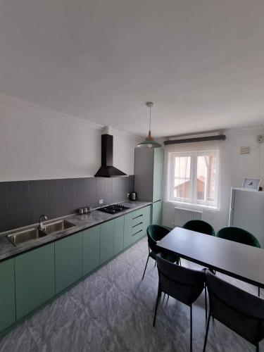 Η κουζίνα ή μικρή κουζίνα στο Fazenda apart hotel , individual apartments with private courtyard