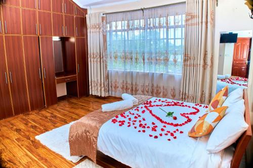 En eller flere senge i et værelse på Cosy 5 bedroom in Garden city