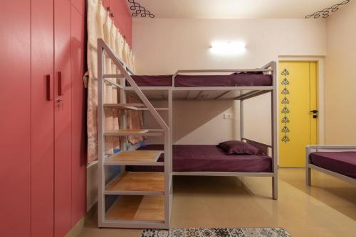 Palanda nebo palandy na pokoji v ubytování Chennai Pods Womens Hostel