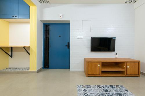 TV a/nebo společenská místnost v ubytování Chennai Pods Womens Hostel