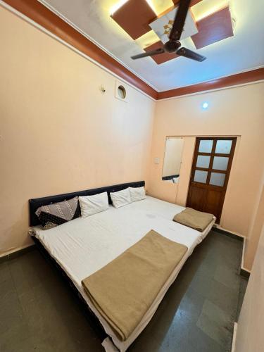 Postel nebo postele na pokoji v ubytování Shree Aanandam Palace