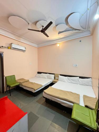 Postel nebo postele na pokoji v ubytování Shree Aanandam Palace