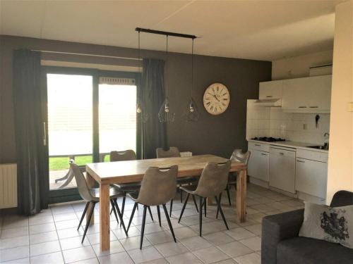 Nhà bếp/bếp nhỏ tại Lovely holiday home with private barbecue