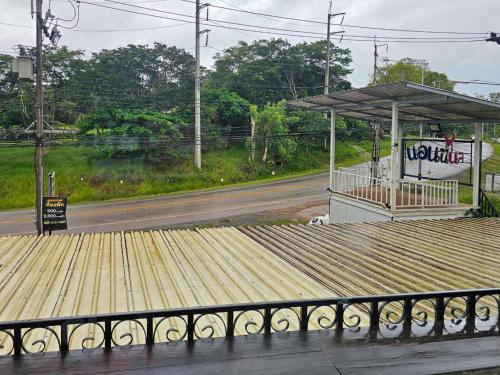 a bus stop on the side of a road at Norn nee Na Hostel นอน นี่ นะ โฮสเทล in Ban Non Na Yao