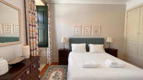 ein Schlafzimmer mit einem Bett mit zwei Handtüchern darauf in der Unterkunft Feel Discovery Casa Da Capela Douro Valley in Armamar