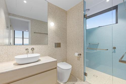 Un baño con lavabo y ducha de cristal. en Secluded Beach Escape, en Ocean Grove